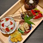 割烹まさご - 前菜　彩り5種盛り合わせ。器の中身はゴーヤ、とうもろこしと枝豆のかき揚げ、いちじくの酢味噌和え、バイ貝と万願寺とうがらし、糸もずく酢