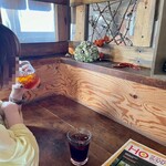 Cafe てくり - カウンターで妻と並んで。