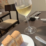 bistro 234 - 自家製パン、白ワイン