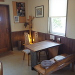 椅子もテーブルもドアまでハンドメイド