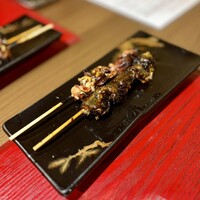 八べえ - コースのうな串　肝、かぶと焼き。