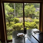 薪の音 - 個室から見る外の庭