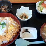 ますみや食堂 - カツ丼1000円
      
