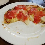 炉端×イタリアン アルベロ - 桃と生ハムとゴルゴンゾーラのピザ　2200円