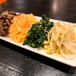 焼肉ホルモンきんどん - ナムル盛り