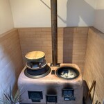 薪の音 - 店に飾られた竈門の模型