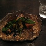 海乃 - 茄子と桃のお出汁漬け　茄子と桃、それぞれの素材の旨みをしっかりと残しつつ、漬け出汁の味が素材の味が行きすぎないようにバランスをとっている。香草もいいアクセントで。