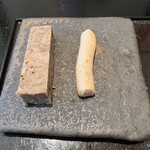 薪の音 - 地元ポークのパテ（左）、ヒメマスのパテ（右）