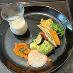 薪の音 - 前菜3 牛蒡のスープ（左上）とサラダ