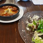 炉端×イタリアン アルベロ - シーザーサラダと牛すじ赤ワイン煮込み