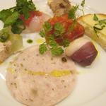 トラットリア ダ コヴィーノ - 前菜盛り合わせ（カルパッチョ、白レバーパテ、スモークチーズ？、アスピック（ゼリー寄せ）、トマトソースの？、鴨の生ハム、自家製ハム）