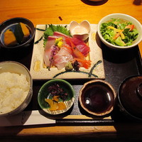 別邸 きときと - 本日のお刺身御膳〔白海老刺身入り〕（小鉢、サラダ、香の物、浜汁、御飯付）税込１，８００円