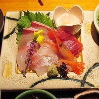 別邸 きときと - 左上　ガンド（鰤の幼魚）、左下　目鯛、中央　天然真鯛、右下　甘えび、右　鮪、右上　白海老