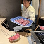和牛lab K - 店主さんと焼く前のお肉