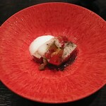 海乃 - 鮪のビーツソース和え　泡はお茶の風味があります。ビーツの甘味と酸味があるソースが鮪を際立たせてくれます。お茶がまた、いいアクセントでした。