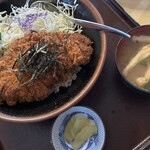 ドライブイン 国界 - ソースカツ丼　味の付いたカツの下にご飯があります