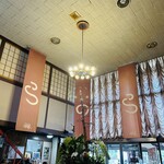ドライブイン 国界 - 店内　高い天井が特徴的です