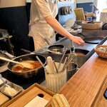 ロス タコス アスーレス - 料理人の前腕上くらいにトルティーヤプレスとトルティーヤ生地が見える