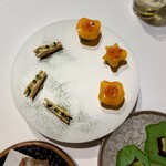 JINBO MINAMI AOYAMA - 左は､鮎とコンポートした梅をサンドしたもの｡右は､米粉を焼いたサクサク生地に､ズワイ蟹とアボカドのタルタル､赤パプリカのジュレとピューレを添えています。