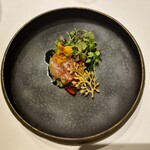 JINBO MINAMI AOYAMA - 緑のハーブのオイルを掛けます。