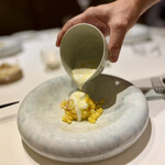 JINBO MINAMI AOYAMA - 玉蜀黍　酒粕　雲丹｡仕上げにソースを掛けて｡