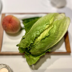 JINBO MINAMI AOYAMA - 次に使われる食材｡桃とロメインレタス｡