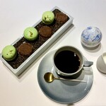 JINBO MINAMI AOYAMA - ピスタチオのマカロン､コーヒー風味のサブレ､コーヒー｡