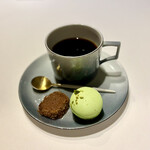 JINBO MINAMI AOYAMA - 小菓子を置くスペースに､丁度2個置ける様､デザインされています｡やはり今回も置いてみました。