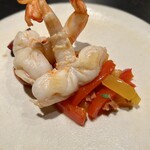 Claro - 海老のシェリー酒ソテー 赤ピーマンと生ハム　ピーマンソース添え