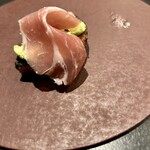 Claro - 八尾の枝豆ペースト（クミン、コリアンダー）とゴーバルポークのピンチョス