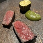 Claro - メイン　熟成肉（大分県産サーロイン、徳之島産リブロース）のロースト食べ比べ　ズッキーニと塩バジルソース添え