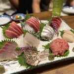 一心 - 一心盛り合わせ4人前(税込5,456円)
                                この刺身たちの個々の戦闘力が凄まじかった…