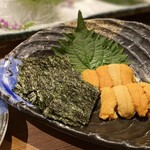 一心 - 馬糞雲丹(税込2,420円)
      パッと見1段だけかと思いきや、
      真下に2段目の雲丹がピッタリ重なってます！
      なので海苔もたっぷり16枚(#^.^#)