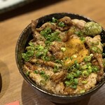 一心 - せせりがこれでもかというくらいぶっ込まれてます！
      せせりの弾力もぷりぷり♪
      炭火の香りが良くてシャリシャリ食感の刻み山葵、
      真ん中の卵黄とも合うわ〜(*´□`*)