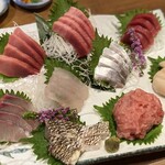 一心 - 店舗のすぐ近くに、"丸義"という
      鮮魚＆フルーツ専門店があり、一心はここの直営店。
      だから鮮魚とフルーツの鮮度がバツグン！(* ｰ̀ ֊ ｰ́ )و✧