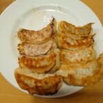 中華料理 パンず亭 - 写真の前２個食べ餃子