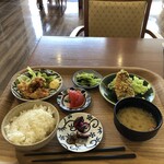 ソラノシタ - メインが２品選べる定食（「あべ鶏の唐揚げ」と「生アジフライ」を選択）：１０７８円、アジフライがめちゃくちゃ美味しい！