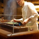 特選髙坂鶏 克つ鳥 - 韮に油を付けながら炙り始めた。