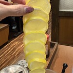 お好み焼鉄板焼 おかあちゃん - がつんとレモンサワー : 凍ったレモンスライスが丸々１個入っています