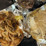 お好み焼鉄板焼 おかあちゃん - 上:砂ずり, 左:牛すじ焼, 右:エリンギ焼