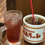 お好み焼鉄板焼 おかあちゃん - 左:巨峰ハイボール, 右:なみなみウーロン茶