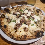 オリヴェイラ - サルシッチャと青唐辛子のピッツァ