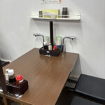 らーめん与壱 - 各テーブルに冷水機