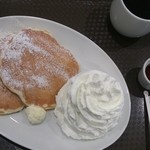 ラナイカフェ イオンモール木曽川店 - ホイップクリームのパンケーキ+コナコーヒー100%