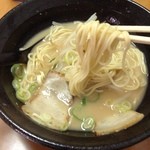 華閩  - ラーメン＋チャーハン（800円）の豚骨醤油ラーメン　麺リフト