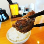 極太麺 まな屋 - 「和風煮干し醤油ラーメン」のトッピング。ひとつづつ焼いてあるんでしょうか？
      厚めで肉汁がしっかりと詰まったトロトロで美味しい チャーシュー、これが半分です。