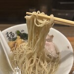 麺うら山 栄本店 - 麺とスープの絡み具合