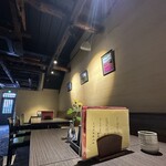 とんかつ食房 厚○ - 店内　テーブルには可愛いお花