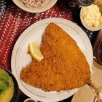 大戸屋 東京オペラシティ店 - 皿からはみ出るあじフライ初めて見た(笑)