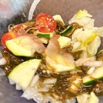 呑み場 ウメダうめだ - もずくとズッキーニの和え物